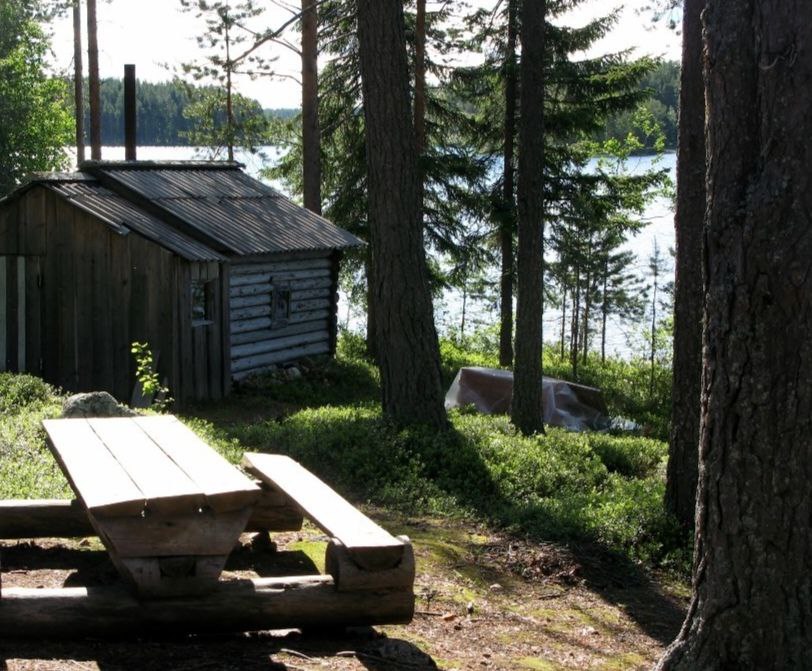 Изба у озера